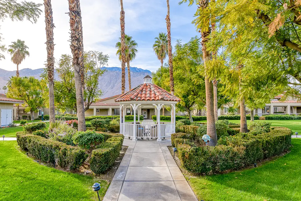 PSLPalmSprings-HOME-Discover-Community Dining area of an apartment at Healdsburg